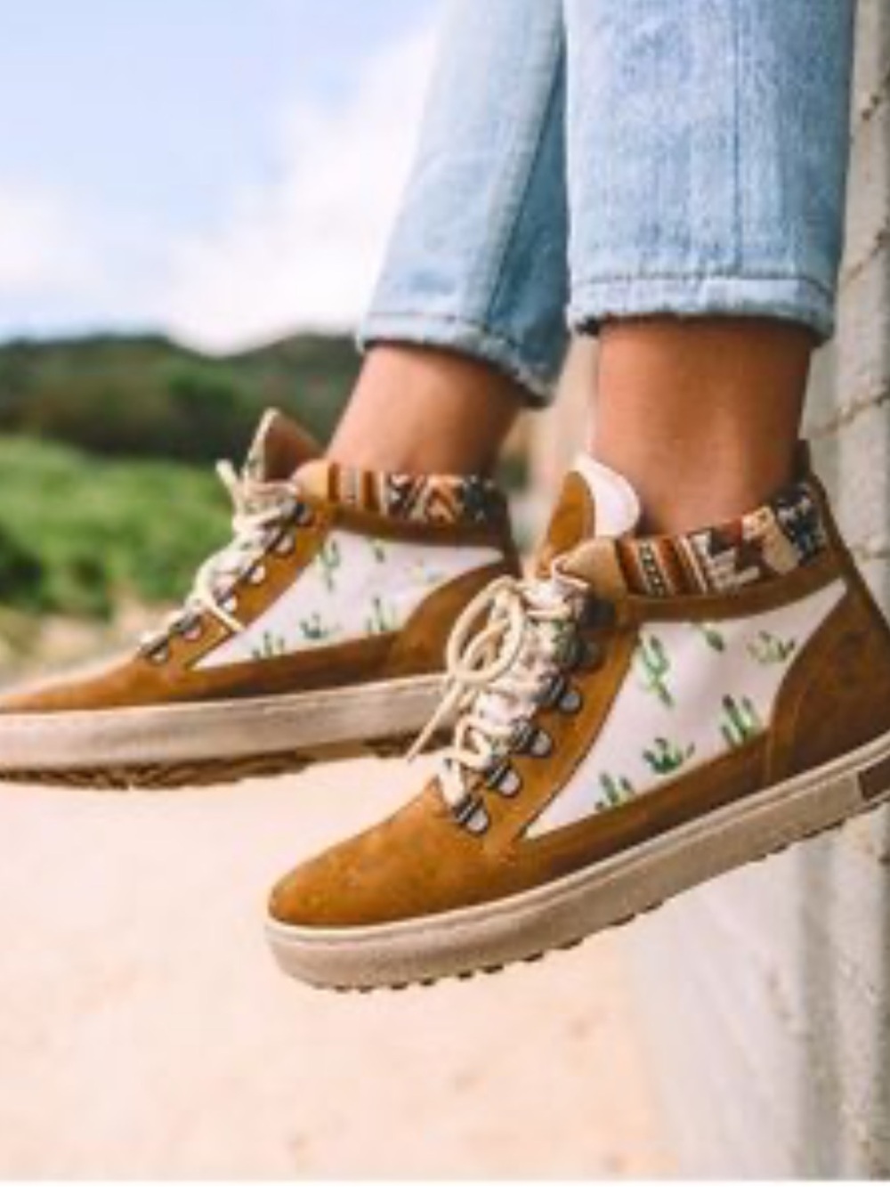 Inkkas Pricky Camping Boot. Tan suede. Pop Art cactus graphic. SZ 10. Outdoor